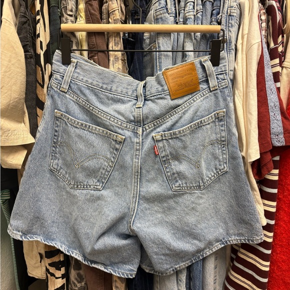 Levi’s Short - Picture 1 of 3